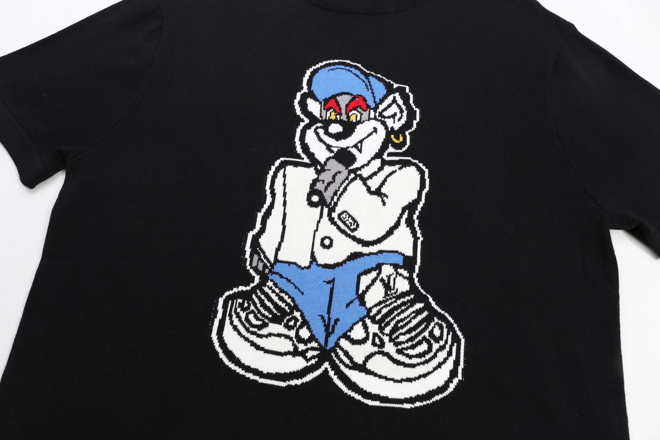 🅿️210. LV rap cartoon character jacquard round neck knitted short sleeves. Pure cotton custom-dyed yarn, wool hanging jacquard technology, double-sided jacquard back label, detail restoration processing, no crease defects, full set of accessories. #The whole pattern is made of eight-color custom-dyed yarn. It is made of 12s fine knitted pieces and jacquard machines imported from Germany. Jacquard pattern weaving threads are used to dye the original clothes in matching colors and are environmentally friendly and fixed. Customized cotton yarns are introduced. Jacquard fabrics require fine yarn counts and extremely high requirements for raw cotton. #T-shirt depicts cartoon images using intarsia technology. The pattern adopts wool jacquard technology and is made by scanning logarithmic flowers from the original. The multi-yarn jacquard uses imported high-quality cotton yarn fabrics with warp and weft threads interlaced to form a jacquard pattern structure. When fabrics are weaved, patterns are formed by changing the warp and weft structure, and the patterns are exquisite and delicate; because inferior cotton yarn cannot weave into shaped patterns, the requirements for raw cotton are extremely high.  #The back panel has the LV single-sided jacquard logo. "Most of the wrong versions of jacquard or no jacquard letters on the market are different from the original version." The back panel is equipped with the brand's signature letter logo according to the original design. The restored design is designed based on the original grid. The knitting grid, high and low positions, and spacing space of each letter are designed on the same horizontal line, and the presentation effect is excellent.  #Special washing process creates an original texture. Ultra-fine woven threads are made of environmentally friendly fibers, combined with a special soft washing process. The body fabric has a soft touch and softly stretched environmentally friendly microfiber to create the bottom layer; it is not easily deformed when stretched. The texture is fine and smooth, the gloss is good, and it is extremely breathable. Has a soft touch feel.  #patch development version fabric piece, casual round neck knitted short-sleeved version; the short sleeves are closed to show the shoulders and upper body, and have a straighter visual effect. Gather the back using a hidden line technique; iron the flat back piece into a three-dimensional piece according to the body shape, and seal the upper end of the back pant. Original three-standard accessories size.XS.S.M.L
